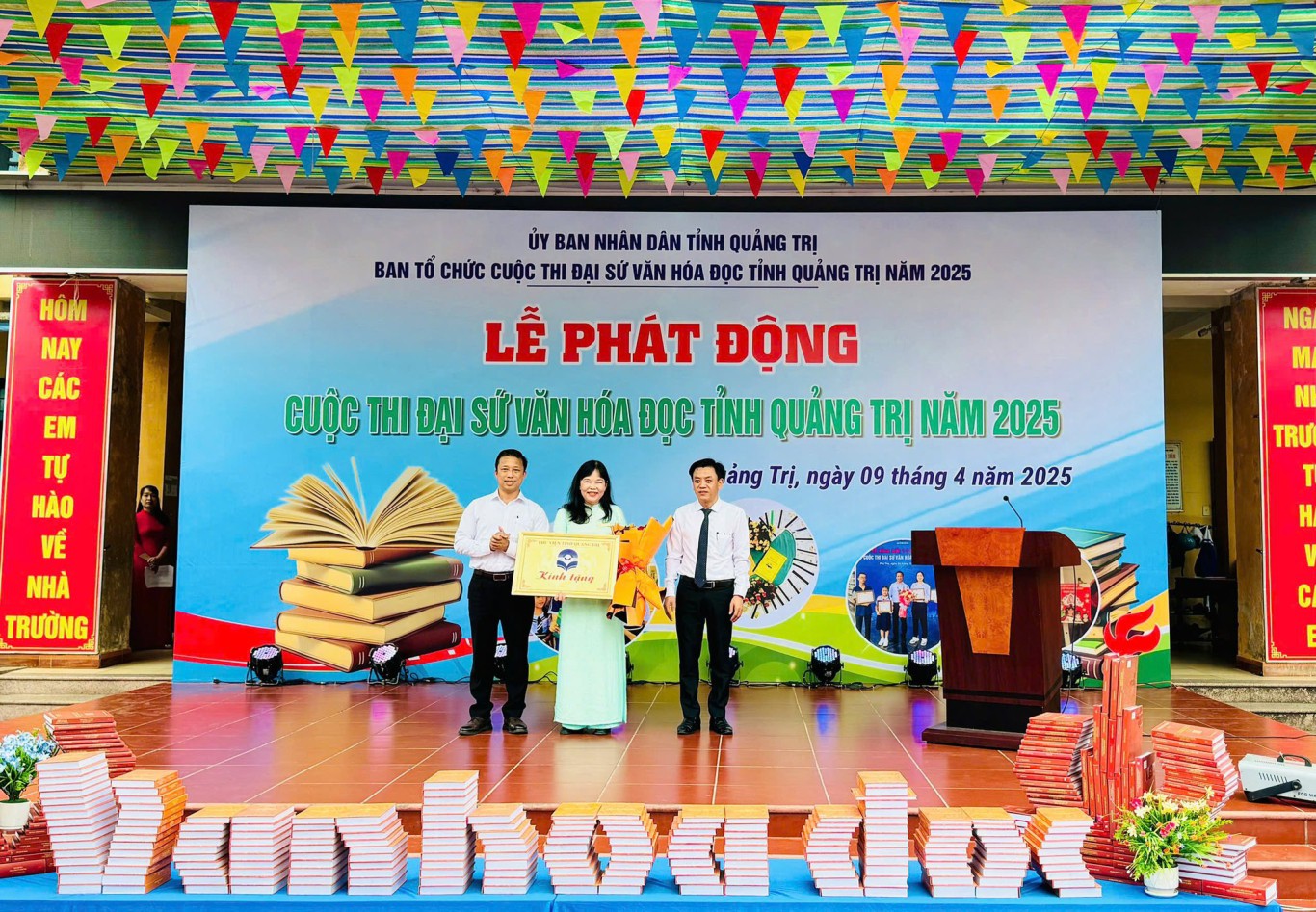 Ban Tổ chức Cuộc thi tặng sách cho Trường Tiểu học Hàm Nghi - Ảnh: C.N